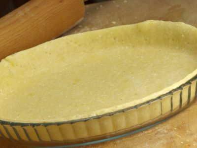 Forma do tarty wyłożona ciastem