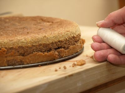 Przecinanie biszkopta na tort orzechowy